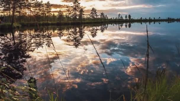 Hermoso atardecer verano cielo nublado se refleja en el agua tranquila lago. Pintoresco paisaje de fondo como belleza de la naturaleza y el concepto de protección del medio ambiente. Cámara de lapso de tiempo de movimiento 4K UHD video . — Vídeos de Stock