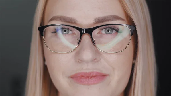 Porträtt av oberoende framgångsrik ung affärskvinna i glasögon med vackert vitt hår, klar hud och fylliga läppar. Positiv feminin bakgrund koncept. Långsam rörelse närbild framifrån 4k video. — Stockfoto