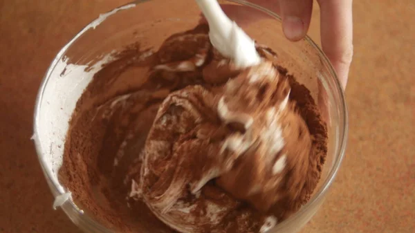 Pasticceria su tavola cuocere e mescola panna montata con cacao in polvere o cioccolato in polvere in cucina — Foto Stock