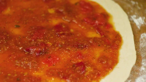 Cocinar pizza. Un hombre o una mujer se dedica a los negocios caseros preparando una deliciosa pizza — Foto de Stock