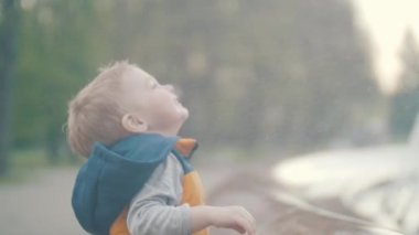 Küçük çocuk parktaki fıskiyede oynuyor.