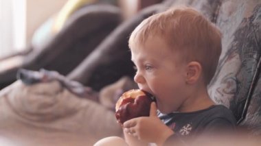 Toddler bir elma yiyor. Düzgün beslenme iyi sağlık prensibidir. Sağlıklı beslenme