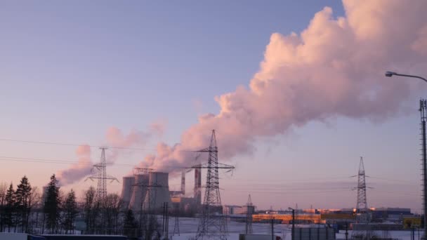 Humo y vapor de las tuberías de una central eléctrica que se levanta en el cielo de invierno 4K lento mo — Vídeos de Stock