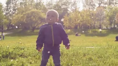 Parktaki bebek Güneşte.