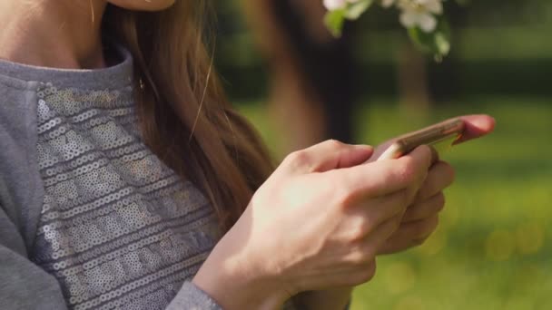 Jemand schreibt eine Nachricht am Telefon — Stockvideo