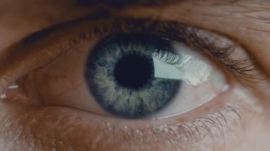 Göz yuvarı sağa sola hareket ediyor. Genç adam mavi göz makro şutu. Sağlıklı görme konsepti. Ön görünüm videosu 4K olarak kapatılsın.