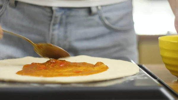 Cozinhar pizza. O chef prepara a massa de pizza. Um homem ou mulher está envolvido em negócios em casa preparando uma deliciosa pizza — Fotografia de Stock