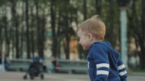 Pojke med mamma spelar catch-up i parken. Föräldravård, föräldrakärlek — Stockvideo
