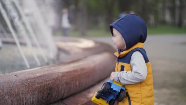 Ten kluk si hraje u fontány. Radost dětí, šťastné dětství. Rodinné hodnoty — Stock video