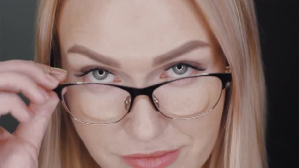 Portrait de jeune femme d'affaires indépendante avec succès dans des lunettes avec de beaux cheveux blancs. arrière-plan féminin positif — Video