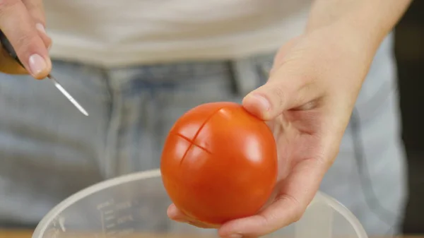 Mulher corta legumes para salada. Tomates de redução fecham. O conceito de um estilo de vida saudável — Fotografia de Stock