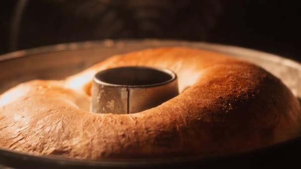 Horneando en el horno. Lento movimiento de hacer pan, magdalenas — Vídeo de stock