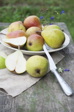 Bıçak ile organik armut