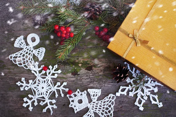 Рождественский подарок и декор с тонизирующим снегом — стоковое фото