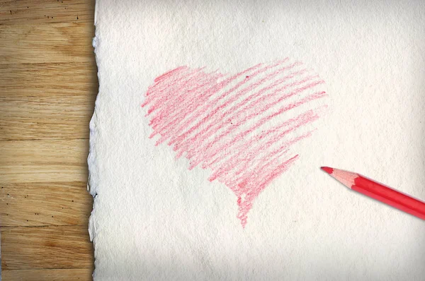 Červené srdce nakreslený na starý papír — Stock fotografie