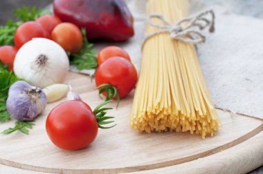 Makarna spagetti ve taze sebze