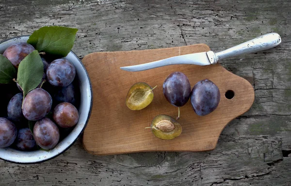 Bıçak ile ahşap tahta üzerinde olgun Erik