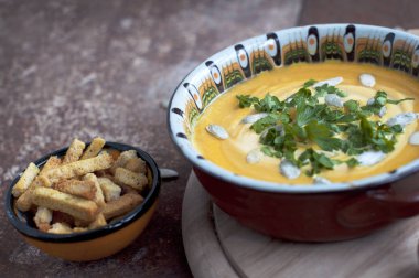  Krakerli balkabağı çorbası