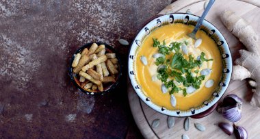 Zencefil ve sarımsak grange arka plan üzerinde kabak çorbası