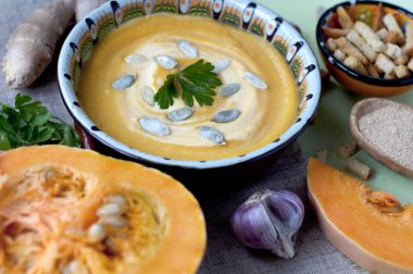 Zencefil ve sarımsak grange zemin üzerine krem kabak çorbası