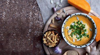  Zencefil ve kraker grange arka plan üzerinde kabak çorbası