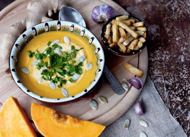 Zencefil, sarımsak ve maydanoz grange arka plan üzerinde kabak çorbası