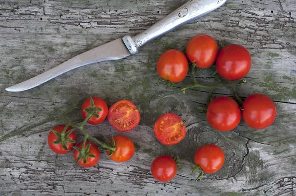 Fresh cherry tomatoes with knife — Stock Photo, Image
