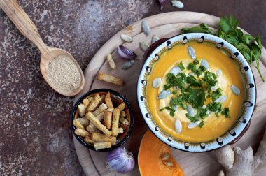  Kraker grange arka plan üzerinde krem kabak çorbası