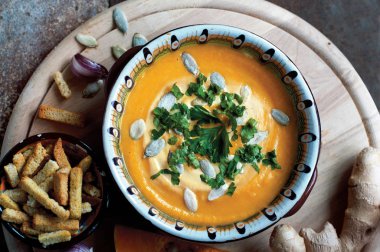 Zencefil ve creckers yuvarlak ahşap masa ile kabak çorbası