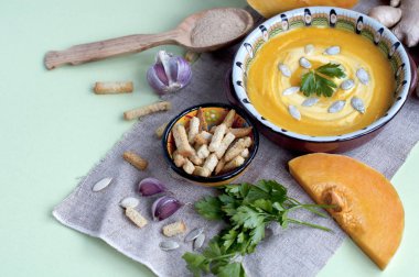 Zencefil, sarımsak ve maydanoz ile kabak kremalı çorba