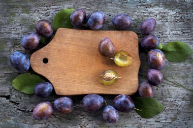 Ahşap Pano çevresinde olgun Erik