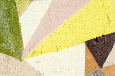 Duvarda bir duvar yazısı var.