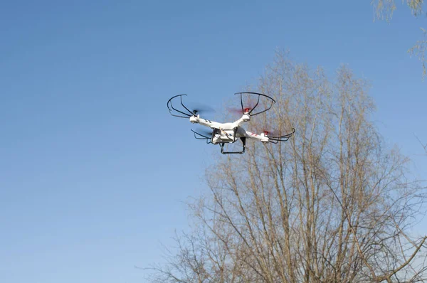 Quadrocopter Vliegend Blauwe Lucht Tegen Bomen — Stockfoto