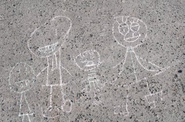 Çocuğun asfalta tebeşirle çizdiği aile resmi