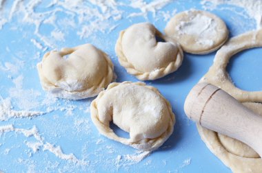 Mavi arka planda un olan hamur tatlısı. Geleneksel Ukrayna mutfağı