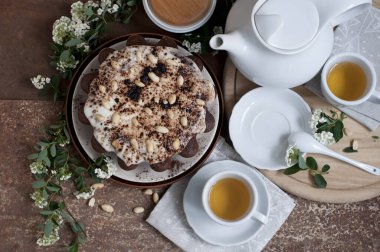 Fıstıklı çikolatalı kek, çay ve çiçekli.