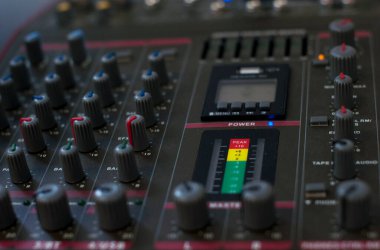 Düğmeleri olan ses yükseltici panel parçacığı