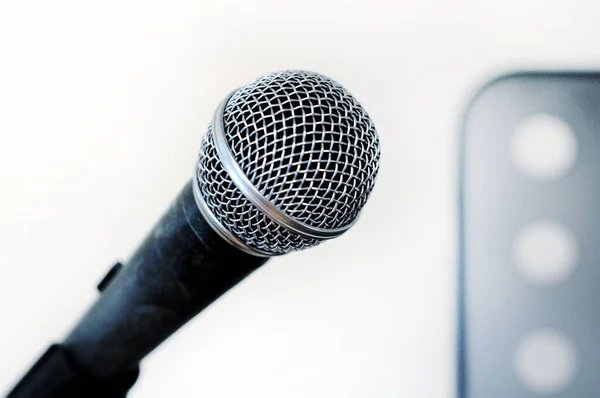 Mikrofon Białym Tle Fragmentem Uchwytu — Zdjęcie stockowe