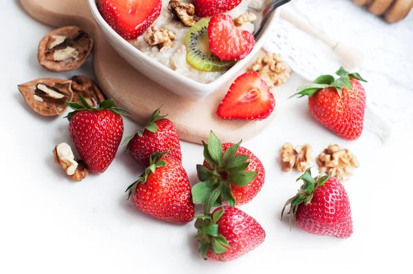Frühstück Mit Haferflocken Mit Erdbeeren Kiwi Honig Walnüssen Und Auf — Stockfoto