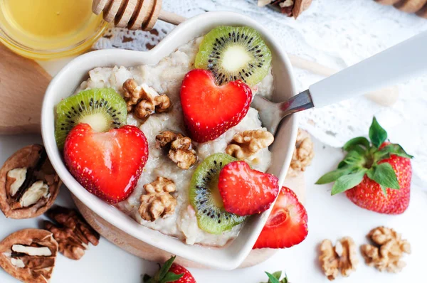 Frühstück Mit Haferflocken Mit Erdbeeren Kiwi Honig Walnüssen Und Auf — Stockfoto