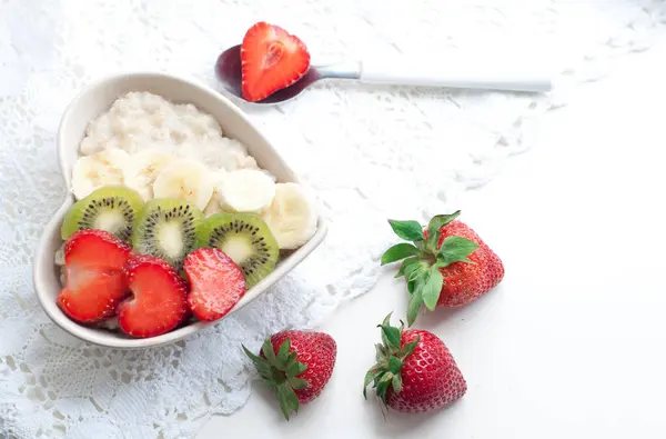 Frühstück Mit Haferflocken Mit Erdbeeren Kiwi Bananen Auf Weißem Hintergrund — Stockfoto
