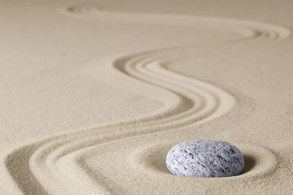 Fond zen avec pierre et ligne dans le sable — Photo