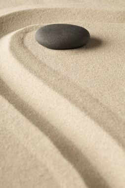 Meditasyon taş Japon zen bahçesinde