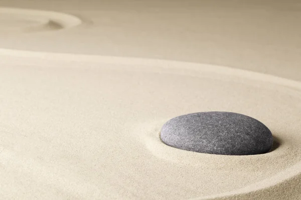 Meditasyon taş Japon zen bahçesinde — Stok fotoğraf