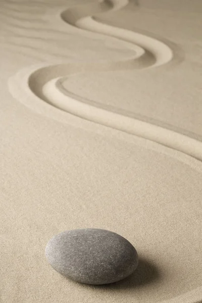 Pedra de meditação zen e areia — Fotografia de Stock