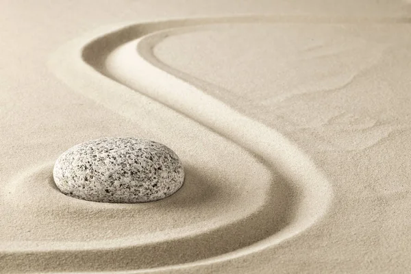 Zen-Meditationsstein im Sand — Stockfoto