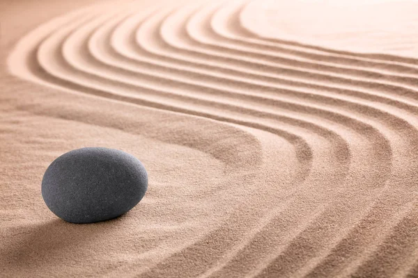 Дзен каменный сад с медитационным камнем — стоковое фото