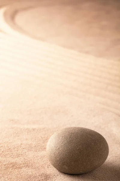 Дзен камень и песчаный сад — стоковое фото