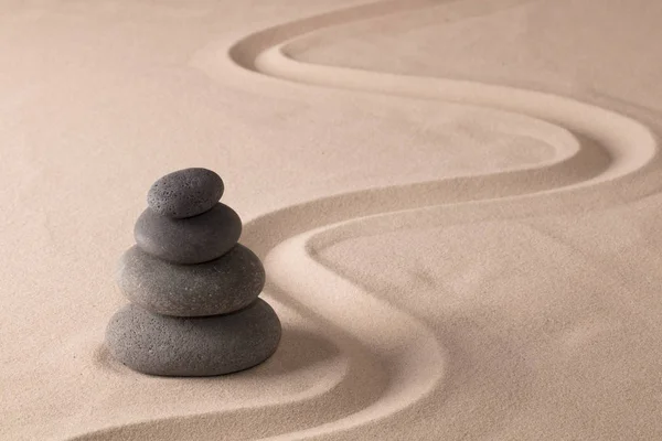 Schwarze Felsen im Zen-Sandgarten balancieren — Stockfoto