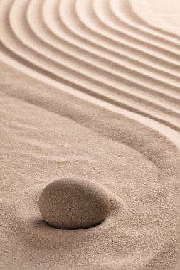 Zen meditasyon taş kum üzerinde 
